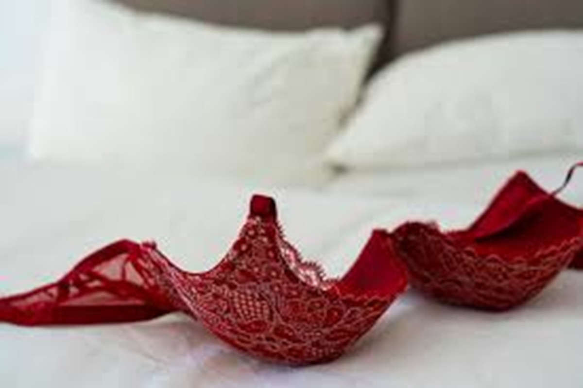 Erotische Reizwäsche aus Spitze und Satin