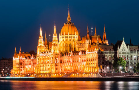Das Parlamentsgebäude in Budapest bei Nacht