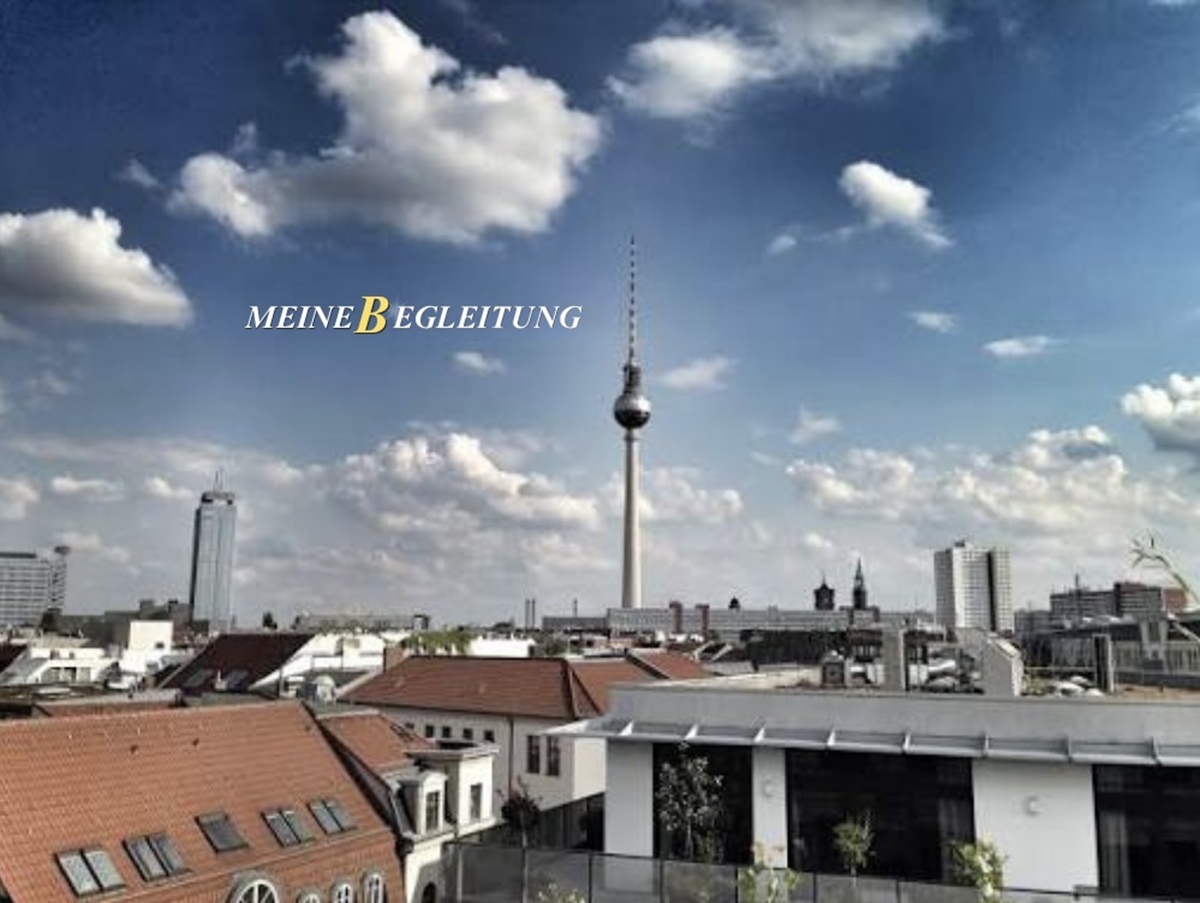 Rooftop Hotelbar in Berlin bei Nacht